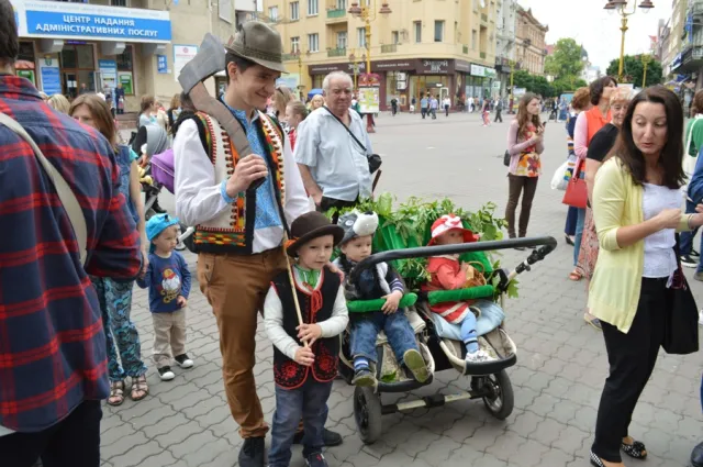 У Івано-Франківську вдесяте відбувся "Парад візочків" — фото 7