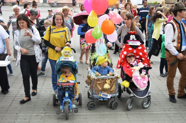 У Івано-Франківську вдесяте відбувся "Парад візочків" — фото 9