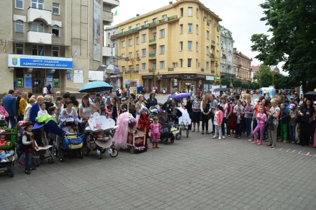 У Івано-Франківську вдесяте відбувся "Парад візочків" — фото 10