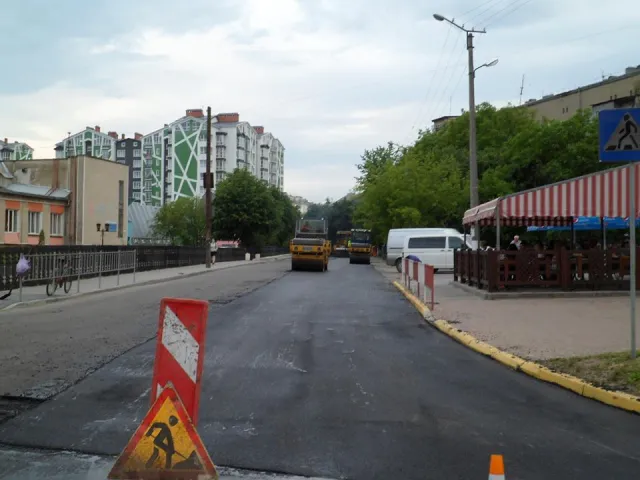В Франковске на Целевича стелют второй слой асфальта — фото 1