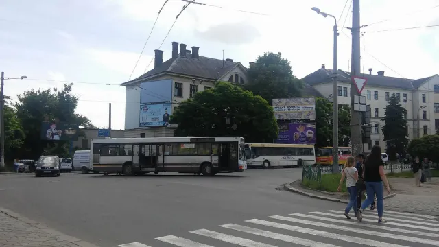 У Івано- Франківську на перехресті вулиць Вовчинецької та Привокзальної трапилось ДТП — фото 2