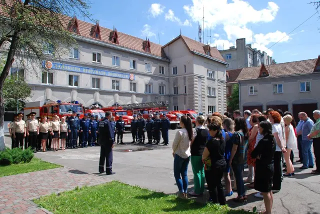 У Івано-Франківську вшанували пам’ять рятувальників, які загинули на полігоні в Грибовичах — фото 1