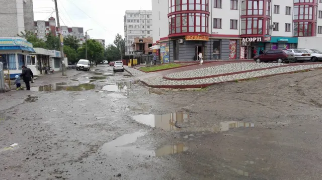 Після дощу вулицю Хоткевича можна перейти хіба що у рибацьких чоботах — фото 3