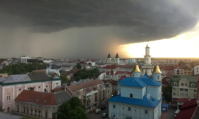 У соцмережі з'явилися фото вчорашньої грози у Франківську — фото 4