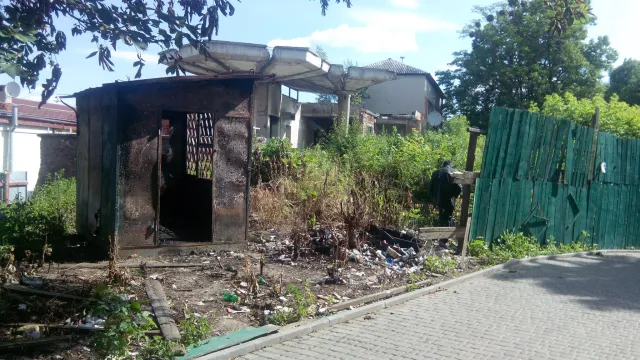 Поблизу палацу Потоцьких, у самому центрі Франківська, утворилося сміттєзвалище — фото 1