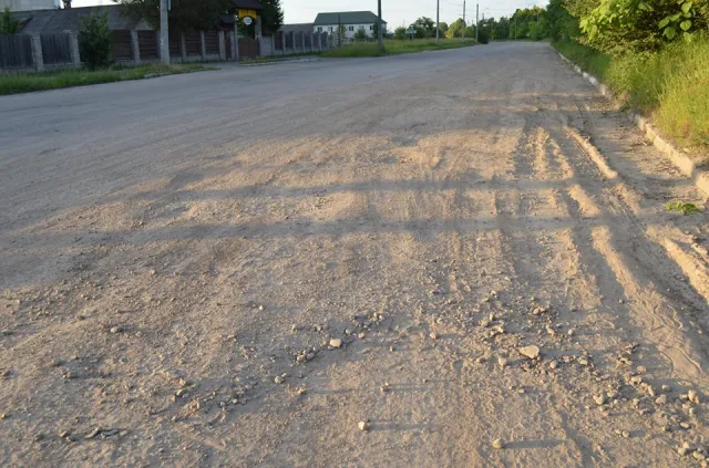 На одній із вулиць Івано-Франківська на дорозі здіймаються справжні пилові бурі — фото 1