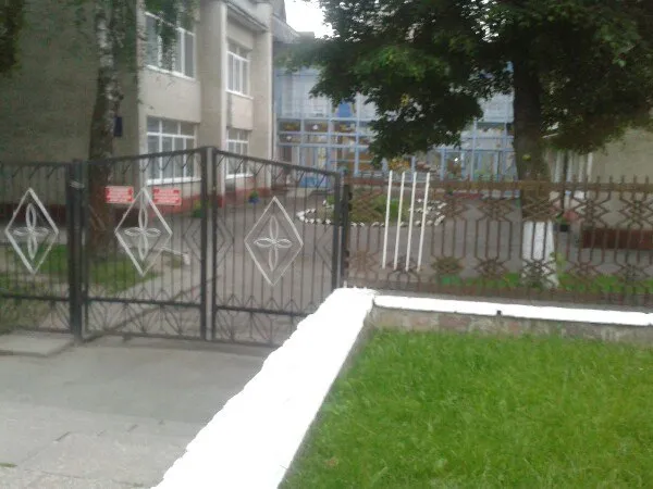 Поломанные скамейки и кучи мусора: аллея у Франковского саду превратилась в свалку — фото 7