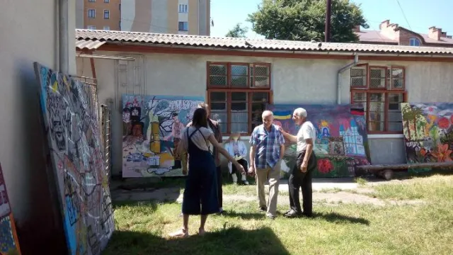 У Івано-Франківську на території міської психіатричної лікарні відкрилась художня виставка — фото 7