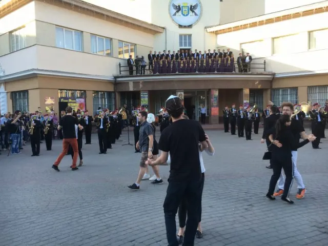 Як у Франківську Президентський оркестр відкрив «Гогольfest» — фото 1