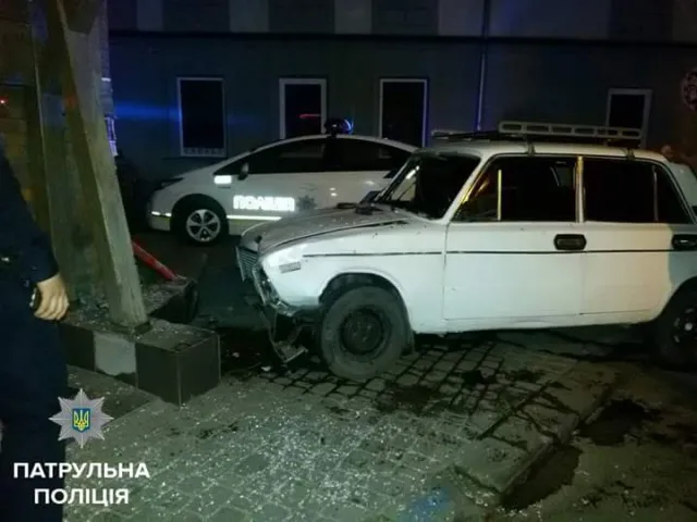 Пьяный франковец въехал в кафе, а после пытался завести машину и скрыться — фото 2