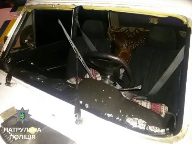 Пьяный франковец въехал в кафе, а после пытался завести машину и скрыться — фото 3
