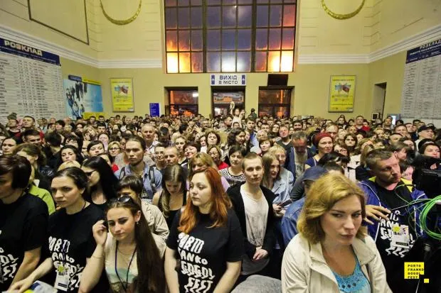 У Івано-Франківську в холі залізничного вокзалу виступила оперна співачка — фото 4