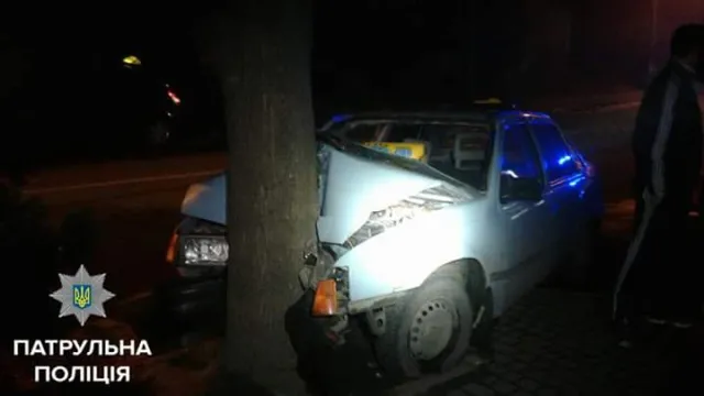 В Франковске на улице Вовчинецкой такси врезалось в дерево: три человека в тяжелом состоянии — фото 2