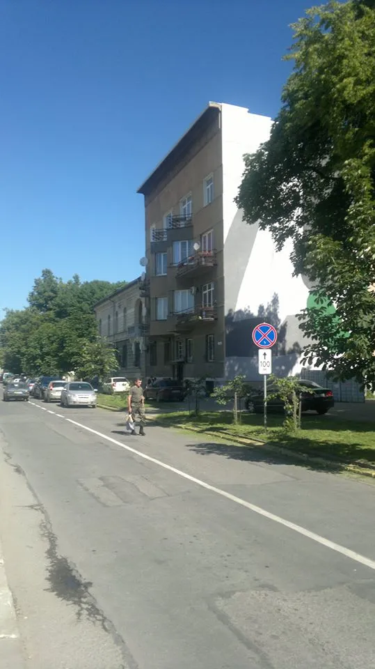 У Франківську автолюбителі залишають свої автомобілі просто перед парковкою — фото 2