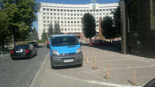 У Франківську автолюбителі залишають свої автомобілі просто перед парковкою — фото 3
