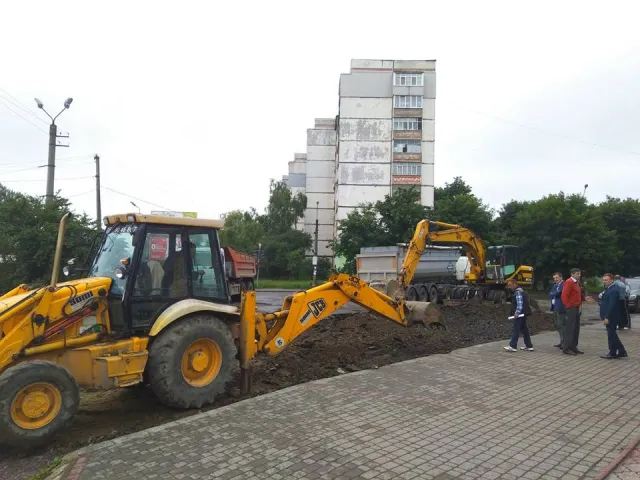 У Франківську комунальники розпочали облаштовувати розворотне кільце для громадського транспорту — фото 3