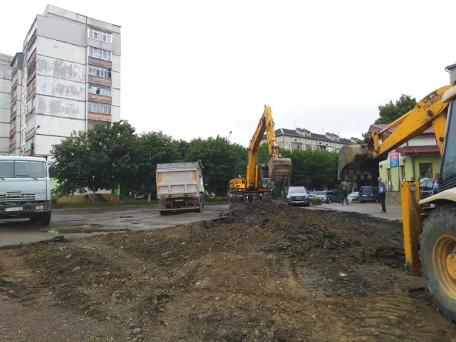 У Франківську комунальники розпочали облаштовувати розворотне кільце для громадського транспорту — фото 4