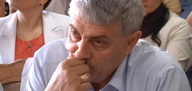Мерія грозиться покарати комунальників за непокошену траву: відправить їх в АТО. Сьогодні комунальники активно косять траву — фото 1