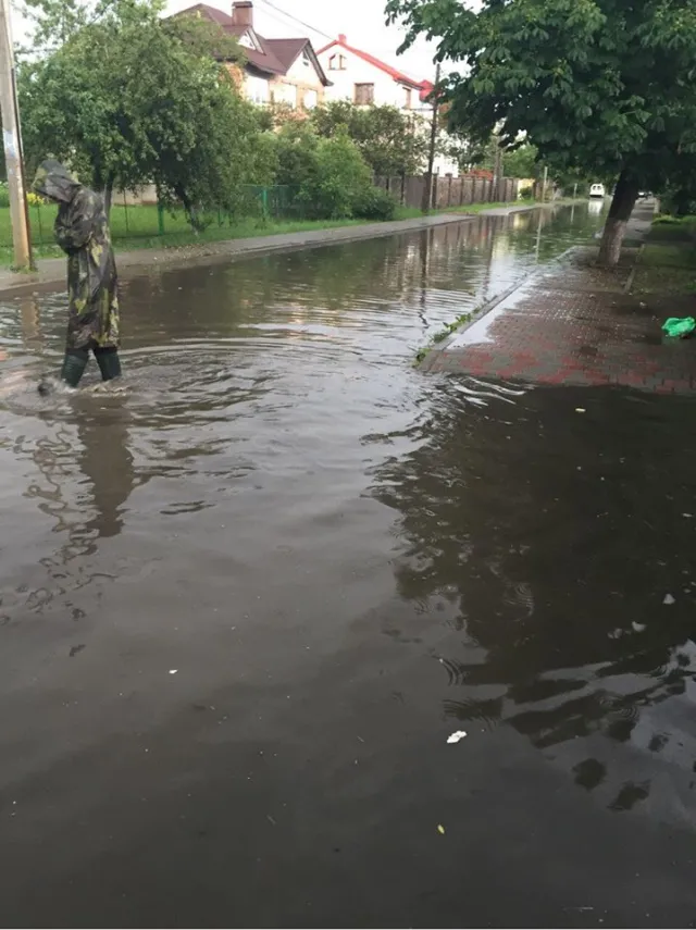 У Івано-Франківську вул. Блавацького повністю затопило — фото 3