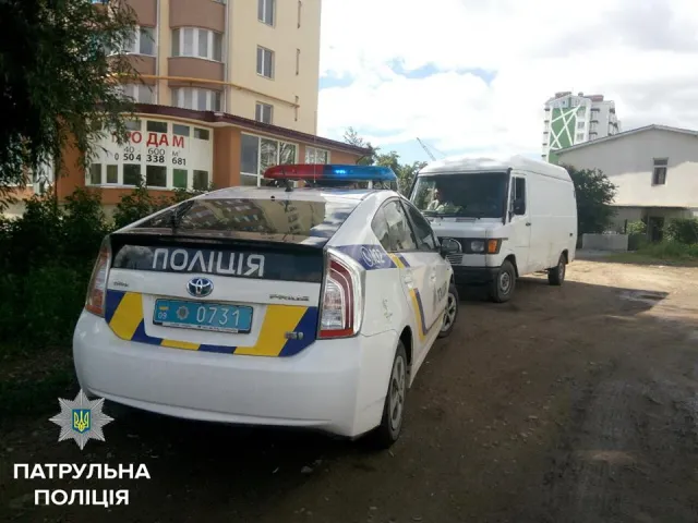 В Ивано-Франковске патрульные задержали воров, которые пытались украсть школьный забор — фото 1