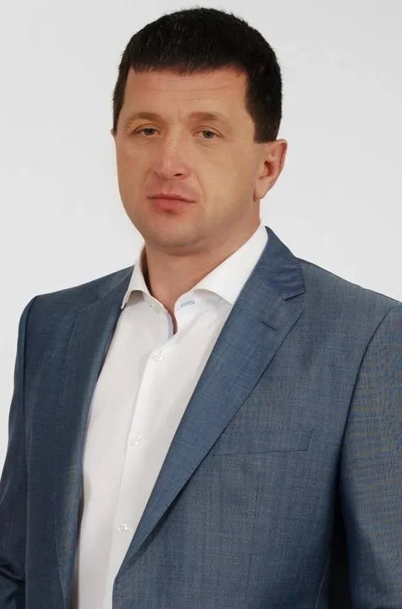На Прикарпатье секретарь городского совета припарковался под запрещенным знаком — фото 1