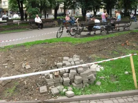 Нові ліхтарі, ціною старого скверу, або як у Франківську ліхтарі ставили — фото 3