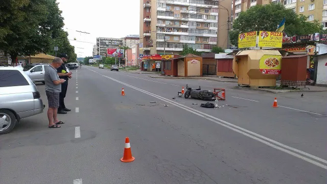 У Івано-Франківську на вул. Тролейбусна водій збив мопедиста — фото 3