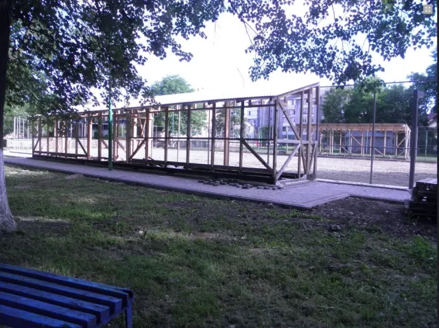 На Прикарпатті, незважаючи на пору року, продовжують будівництво льодового майданчику — фото 1