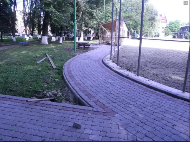 На Прикарпатті, незважаючи на пору року, продовжують будівництво льодового майданчику — фото 2