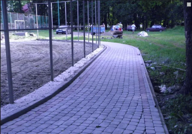 На Прикарпатті, незважаючи на пору року, продовжують будівництво льодового майданчику — фото 3