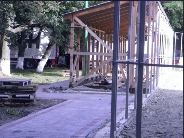 На Прикарпатті, незважаючи на пору року, продовжують будівництво льодового майданчику — фото 4