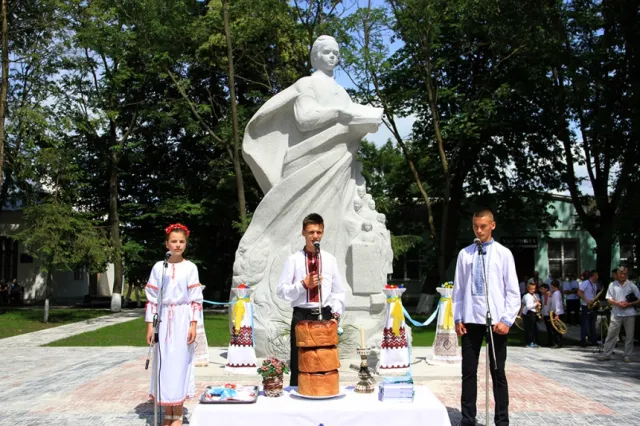 На Прикарпатье открыли совместный памятник Тарасу Шевченко и Героям Небесной сотни — фото 2