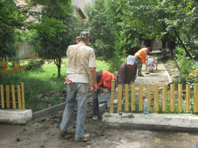 Комунальники розпочали облаштовувати ще два двори в Івано-Франківську — фото 1