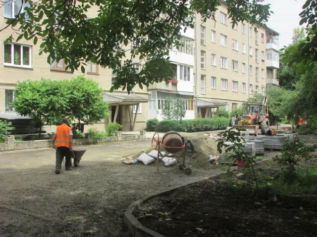 Комунальники розпочали облаштовувати ще два двори в Івано-Франківську — фото 4