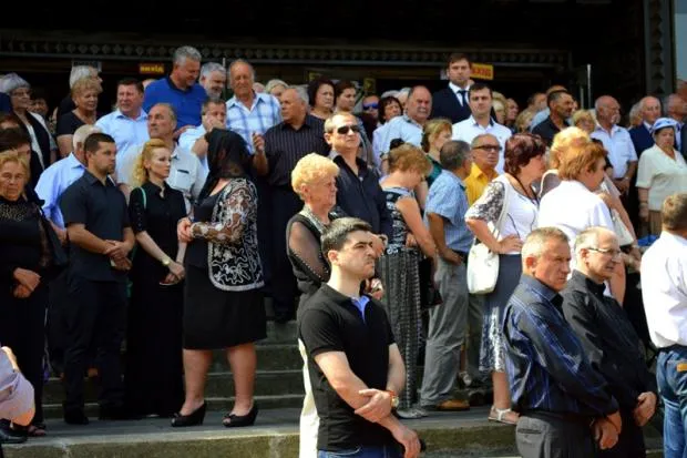Кучма, Садовий, Іванчук, Бахматюк та ще понад тисячу людей прийшли повести в останню путь Михайла Вишиванюка — фото 9