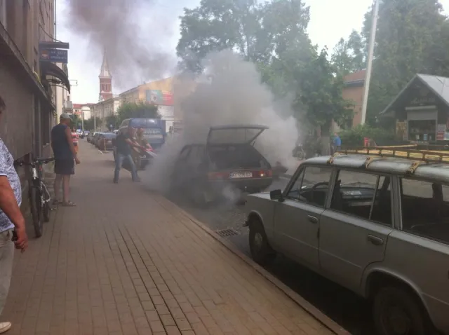 На Прикарпатье из-за жары загорелся автомобиль — фото 2