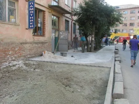 У Івано-Франківську на вул. Військових ветеранів укладають нові тротуари — фото 1
