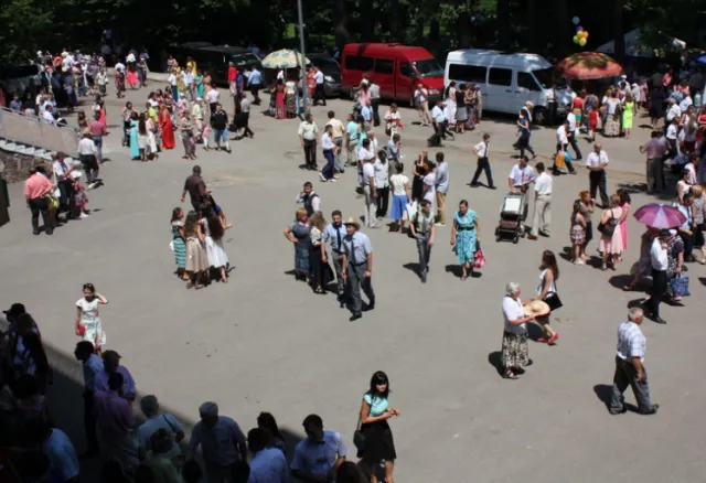 У Івано-Франківську стадіон “Рух” заполонили тисячі свідків Єгови — фото 1