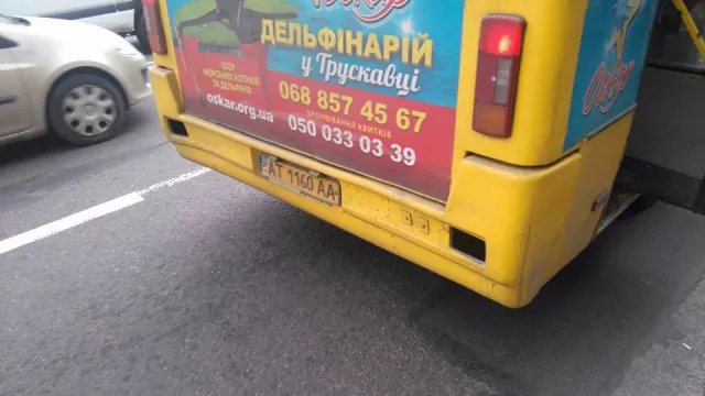 «Екотехнології» в місьцій маршрутці: водій використав пень як опору для крісел — фото 1