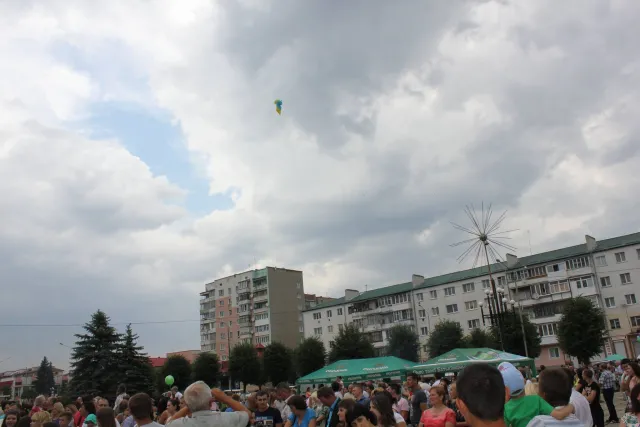 На Прикарпатті запустили у небо прапор із повітряних кульок — фото 2
