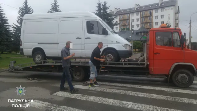 Патрульная полиция задержала пьяного водителя микроавтобуса, который недавно совершил ДТП и скрылся с места происшествия — фото 2