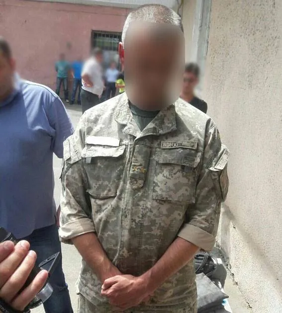 Подполковник Коломойского военкомата требовал 1200 долларов за уклонение от мобилизации — фото 1