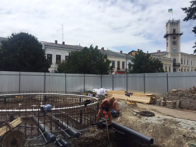 На Прикарпатті облаштовують фонтан з підсвіткою та музичним супроводом — фото 2