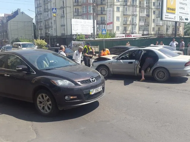 В Ивано-Франковске на углу улиц Независимости-Хриплинская-Иосифа Слепого произошло ДТП — фото 1