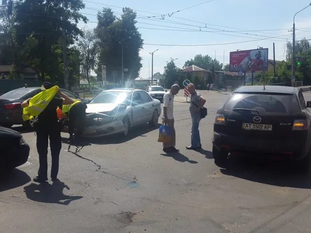 В Ивано-Франковске на углу улиц Независимости-Хриплинская-Иосифа Слепого произошло ДТП — фото 2