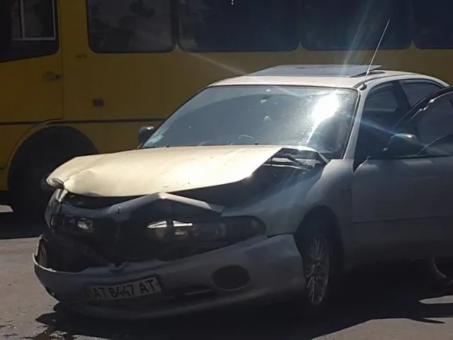 В Ивано-Франковске на углу улиц Независимости-Хриплинская-Иосифа Слепого произошло ДТП — фото 4