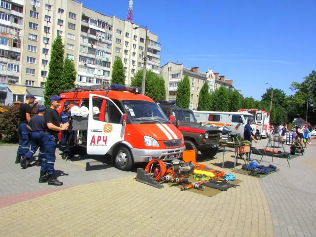 Протягом дня найменші франківці спробували себе у ролі пожежника, водолаза, актора, полісмена та інших, і отримати свої перші заробітки — фото 1