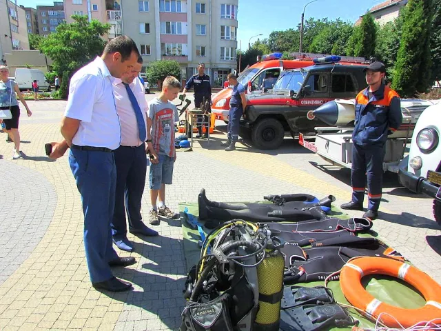 Протягом дня найменші франківці спробували себе у ролі пожежника, водолаза, актора, полісмена та інших, і отримати свої перші заробітки — фото 2