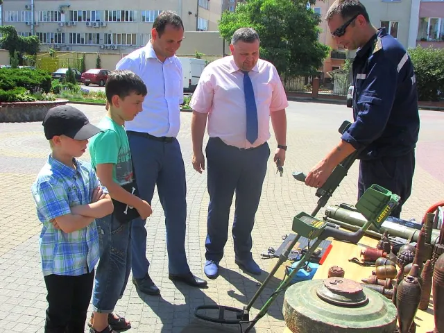 Протягом дня найменші франківці спробували себе у ролі пожежника, водолаза, актора, полісмена та інших, і отримати свої перші заробітки — фото 5