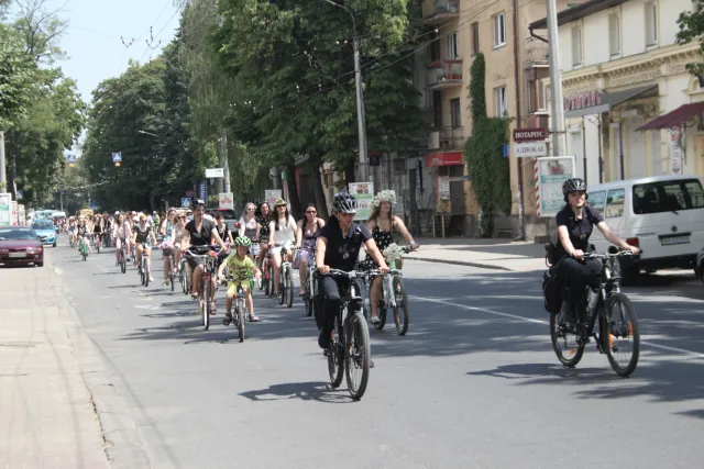 У Івано-Франківську відбувся велопарад для дівчат — фото 10